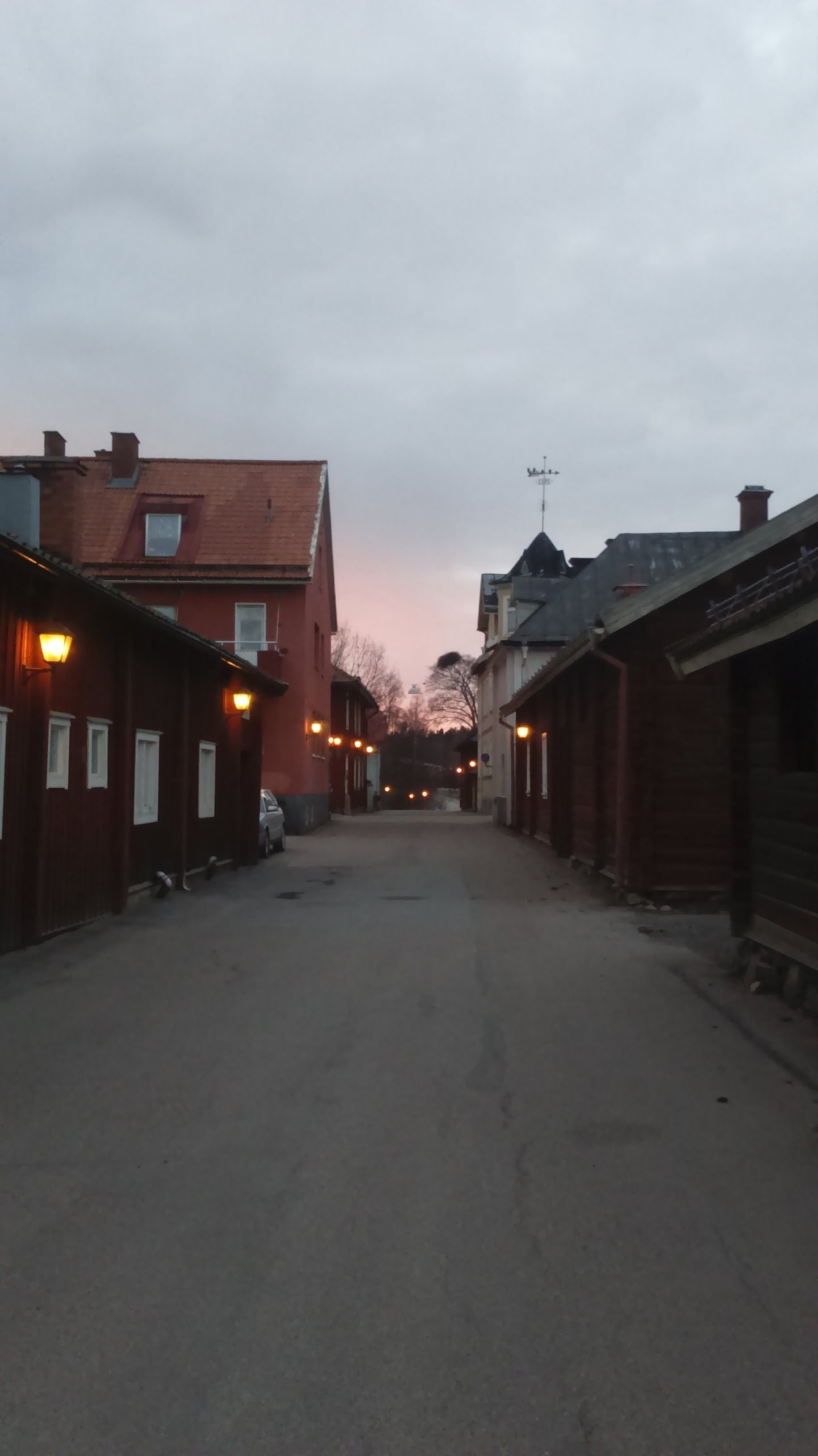 Kvällen var fin i Säter. Men det var det nog ingen utom vi som märkte. För ingen var utomhus.