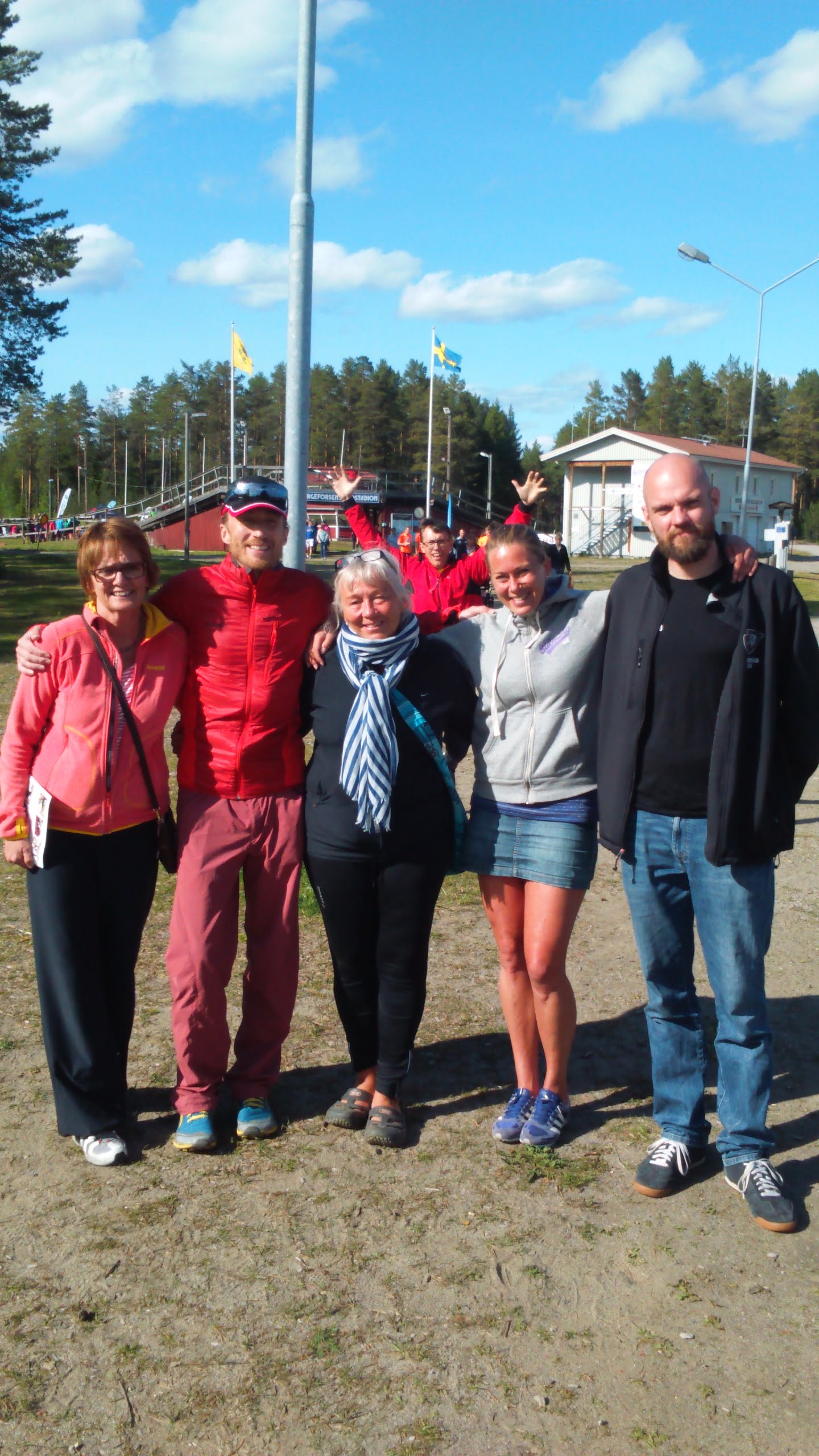 Här är ettorna i Indalsledenloppet omgivna av sin fantastiska support. Massor av tack. Och Indalsledenloppet, vi ses igen, sannolikt 2017, när Comrades går uppför.