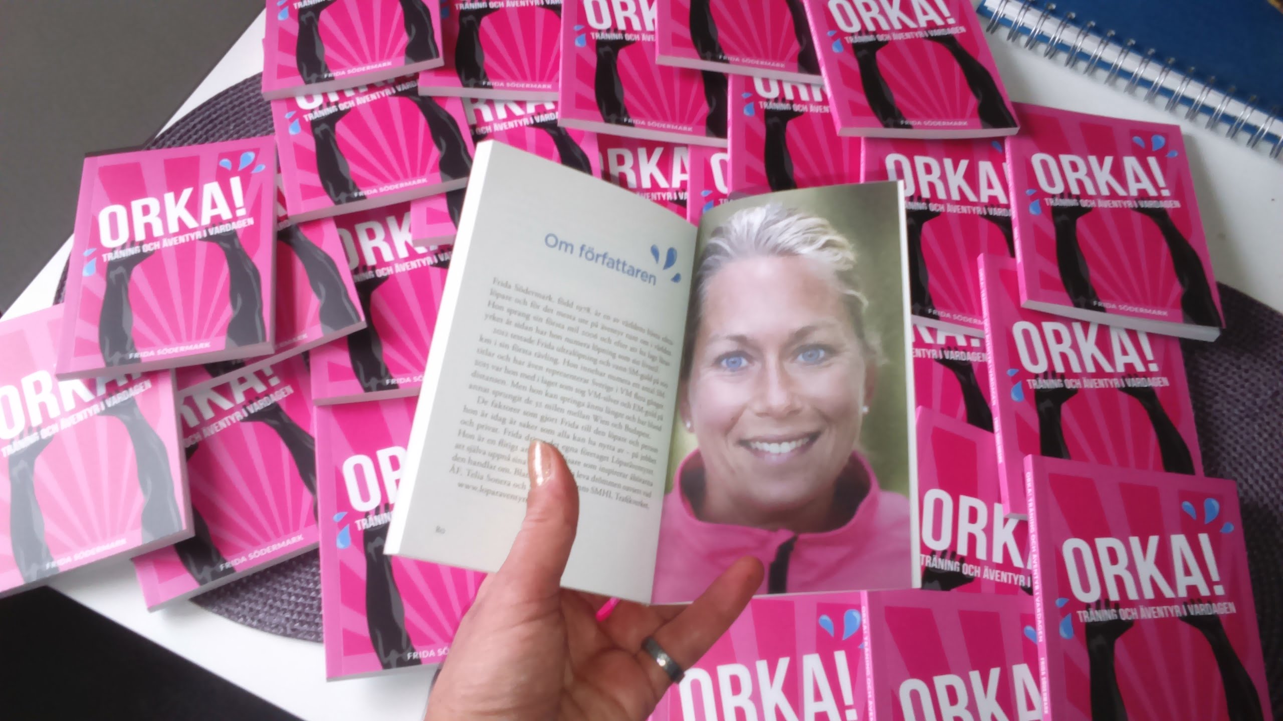 hemma hos mig finns det just nu väldigt många böcker. För dig som vill ha en av dem - swisha 120 kr till 0707592734 och ange en adress så kommer den på posten - såklart signerad. Har man inte swish går det bra att maila till frida.sodermark@loparaventyret.se så får man ett kontonummer istället.