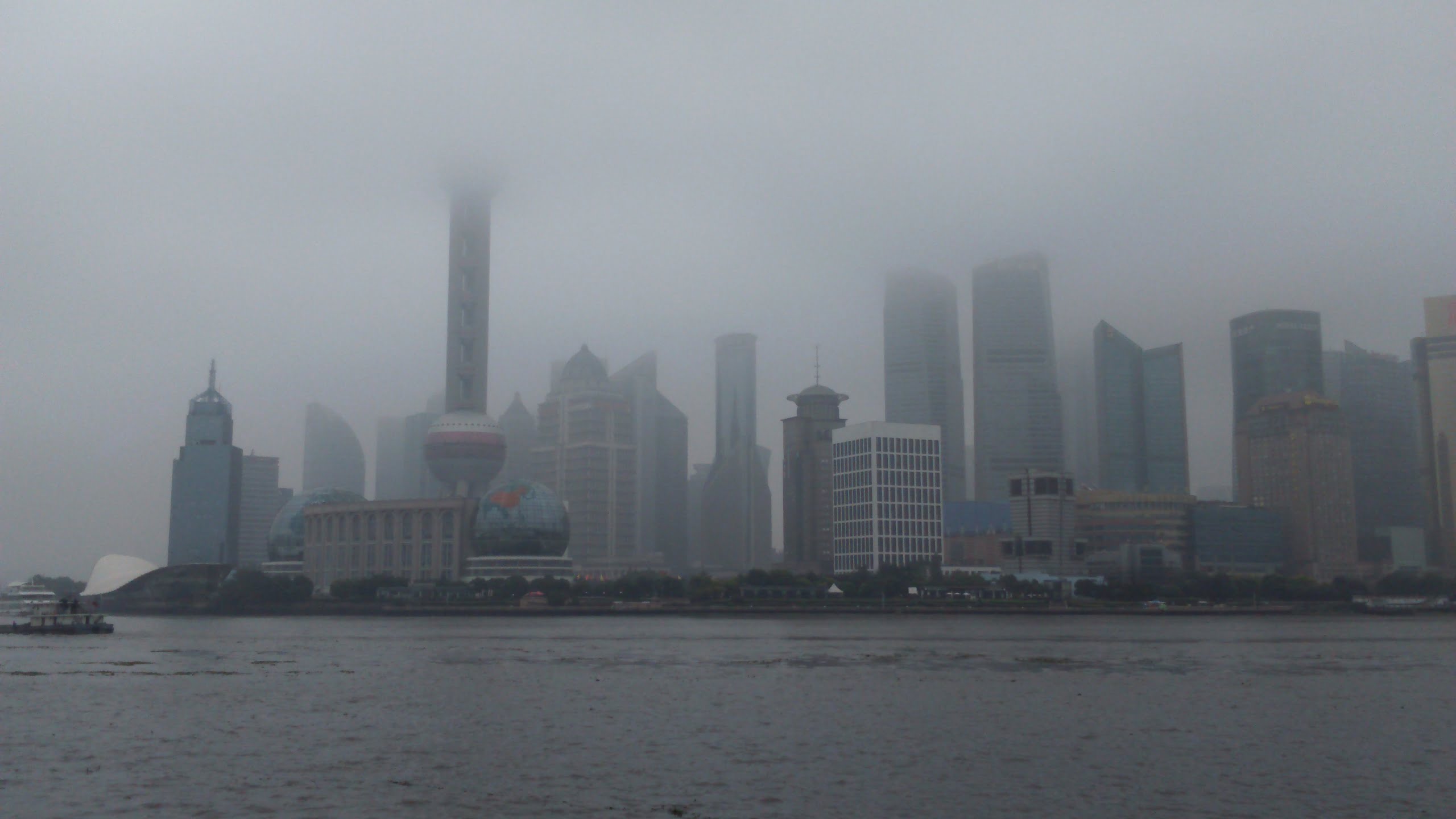 Shanghai waterfront med floden Bund flytande mellan de olika stadsdelarna.
