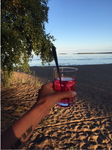 Mormorssaft. Kokt i Byske. Utan ett spår av frukt. En konstgjord häxblandning. Går inte att dricka. Oklart hur den där supermormodern tänkte.