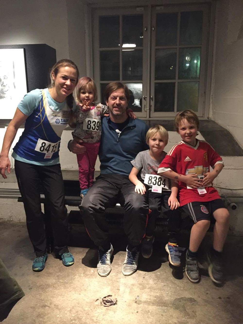En rolig utmaning för alla. Hela familjen Saksi kom till start. Estrid, 3 år, var den yngsta deltagaren i loppet och gjorde, liksom de andra, en fin insats. Sixten, 7 år, sprang två gånger och skulle berätta om loppet i skolan och Einar, 5 år, hade mamma Elminas DM-medaljer klirrandes i fickan som lyckoamuletter. Stefan slog oväntat sin topptränade fru med flera sekunder. Skräll.