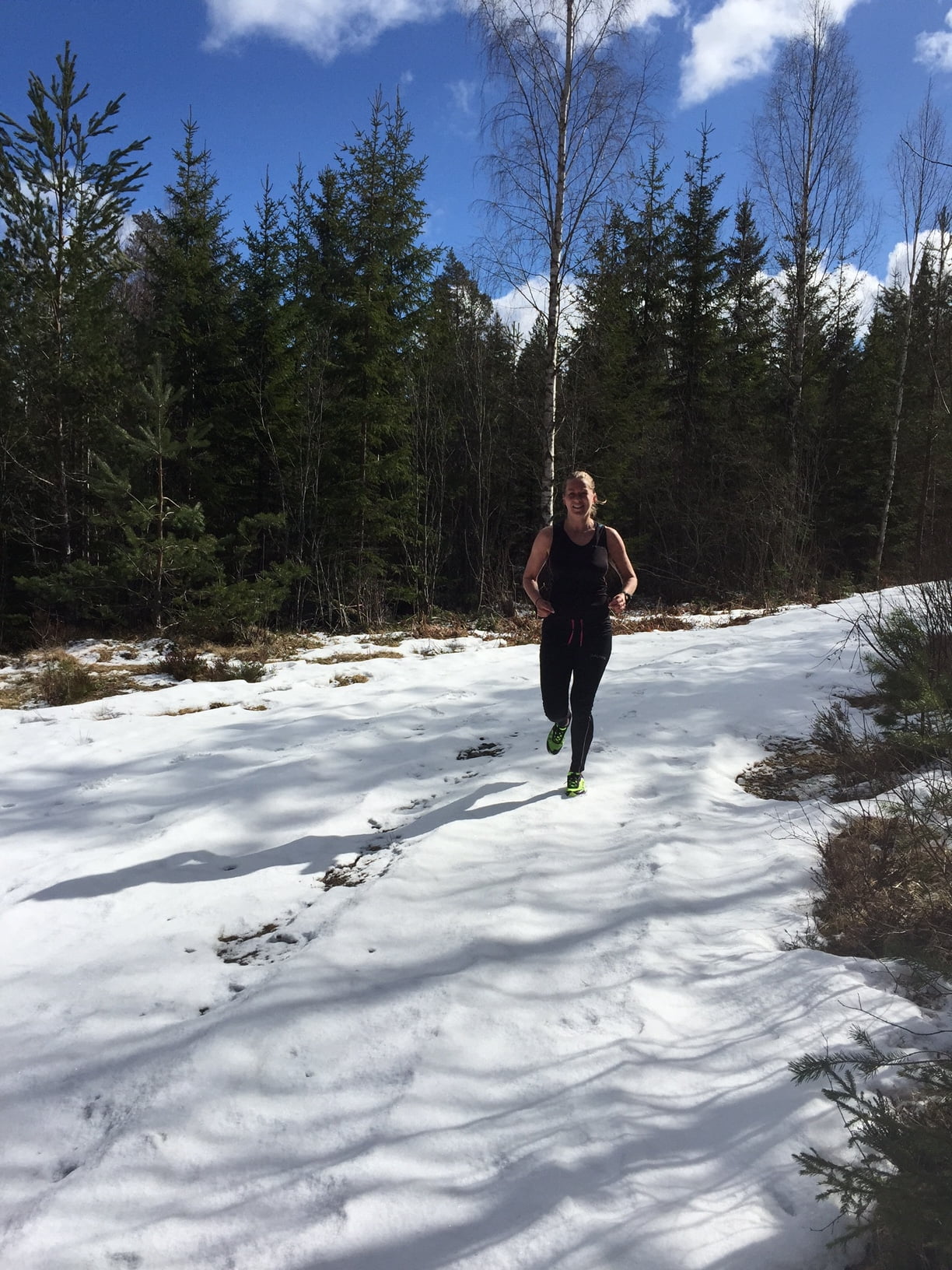 Snön hade visst inte helt försvunnit i Dalarna men det var soligt. Man kunde dock tro att folk vi passerade på vägen tillbaka befann sig i en annan klimatzon än mig där de påskpromenerade iklädda täckjackor och mössor.
