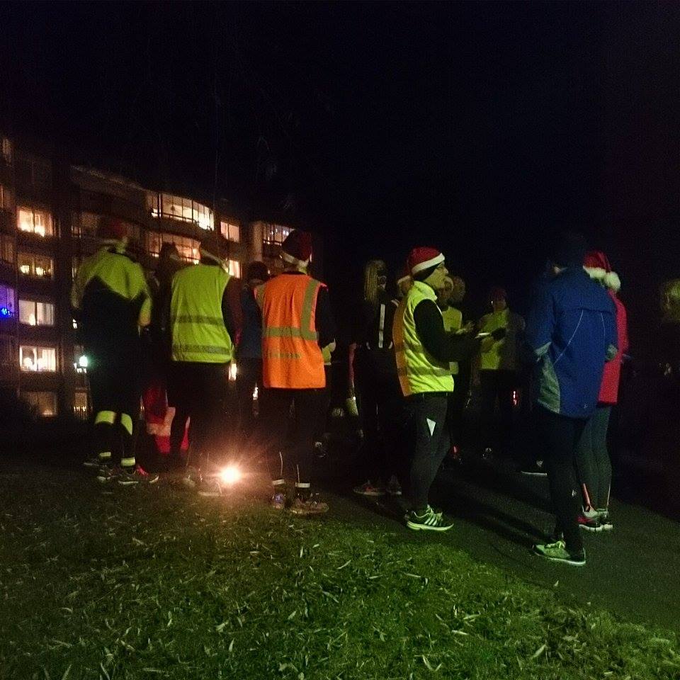 Tomtar som diskuterar viktiga saker uppe vid Bandygränd. Mycket att avhandla sådär kvällen innan julafton.